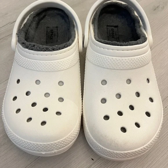 CROCS Classic White and Gray Fuzzy Lined Mules & Clogs - Picture 2 of 8